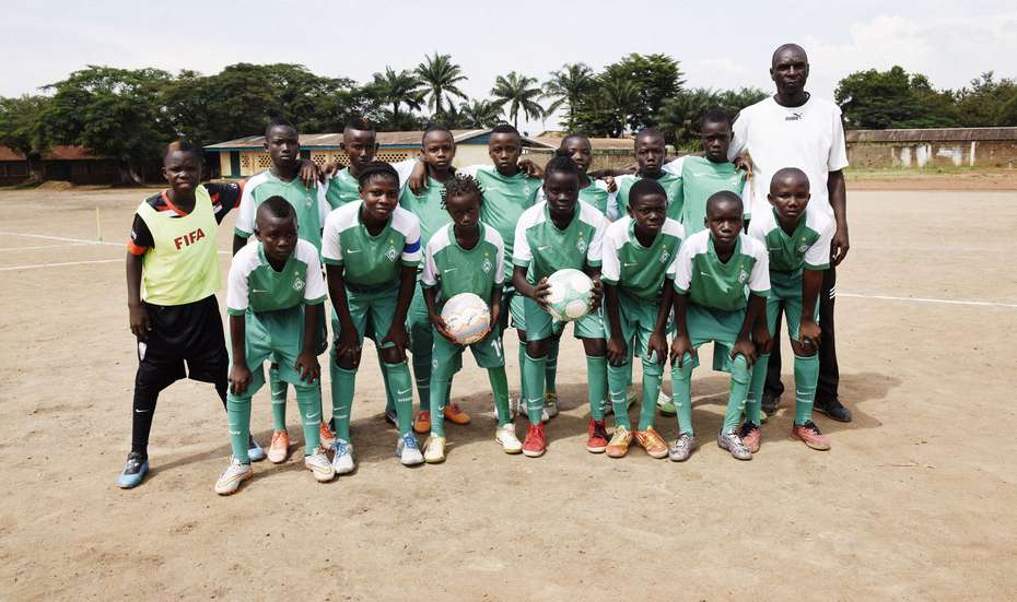 Ein Mannschaftsfoto der ersten Kinder der neuen Fußballschule in Bangui. Alle in Werder-Bremen-Trikots.