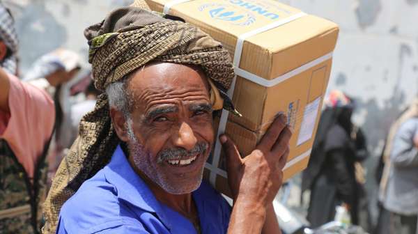 Ein glücklicher Mann bei der Nahrungsmittelverteilung im Jemen.