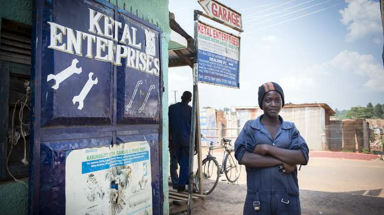 Kasambu Zainabu vor der Ketal Enterprises Autowerkstatt in Fort Portal, Uganda