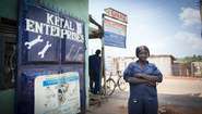 Kasambu Zainabu vor der Ketal Enterprises Autowerkstatt in Fort Portal, Uganda