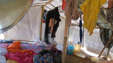 Das Zelt, in dem Hamida nun mit ihren Kindern und der Familie ihrer Schwester lebt, haben sie selbst gebaut. 
