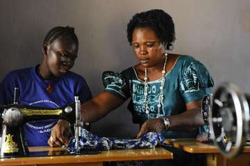 Afrika Sierra Leone Africa, Maedchen lernt das Naehen