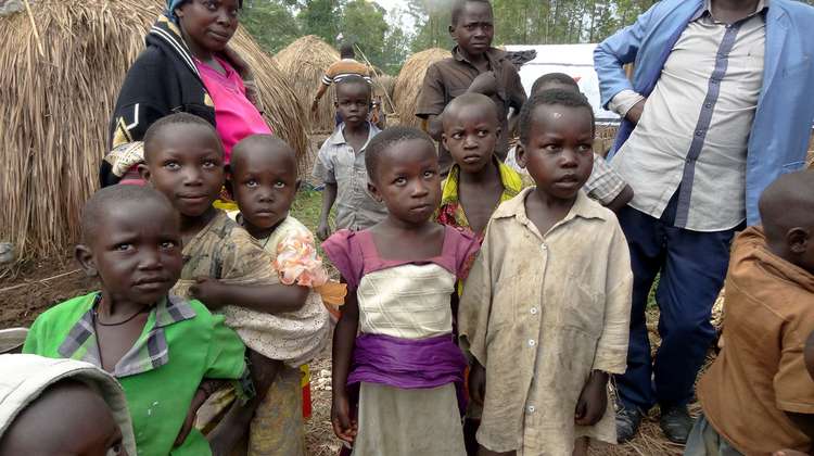 Eine Gruppe von geflüchteten Familien im behelfsmäßig angelegten Camp in Telega, Provinz Ituri, DR Kongo. 