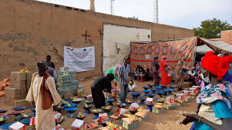 Für eine Lebensmittelverteilung werden Pakete zusammengestellt, Sudan, 2021