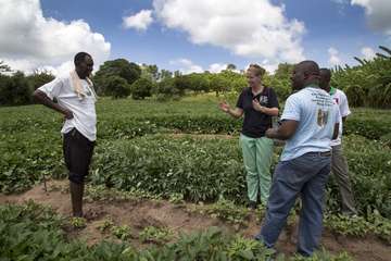 Regina Feindt, Welthungerhilfe Landesdirektorin in Simbabwe, bei einem Projektbesuch 2016.