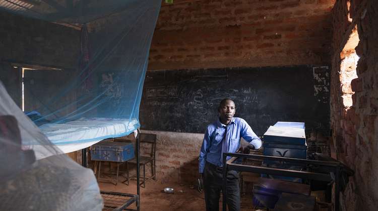Ein Schüler steht vor der Tafel, Kenia 2021.