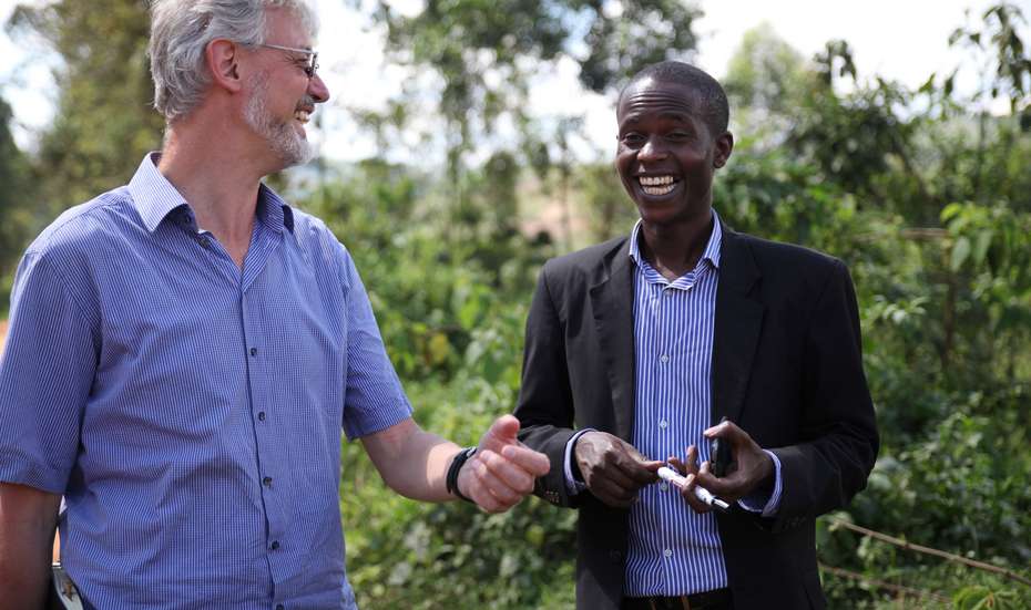 Evaluator Kai Seeboerger und Welthungerhilfe-Mitarbeiter Jonathan Nturo