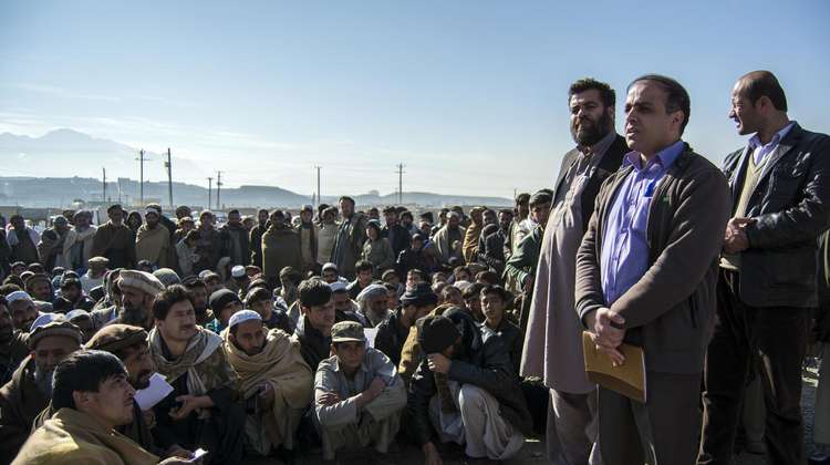 Im eigenen Land vertriebene Afghanen versammeln sich und warten auf die Verteilung der Haushaltsgüter. © Sayed Abdul Tawab