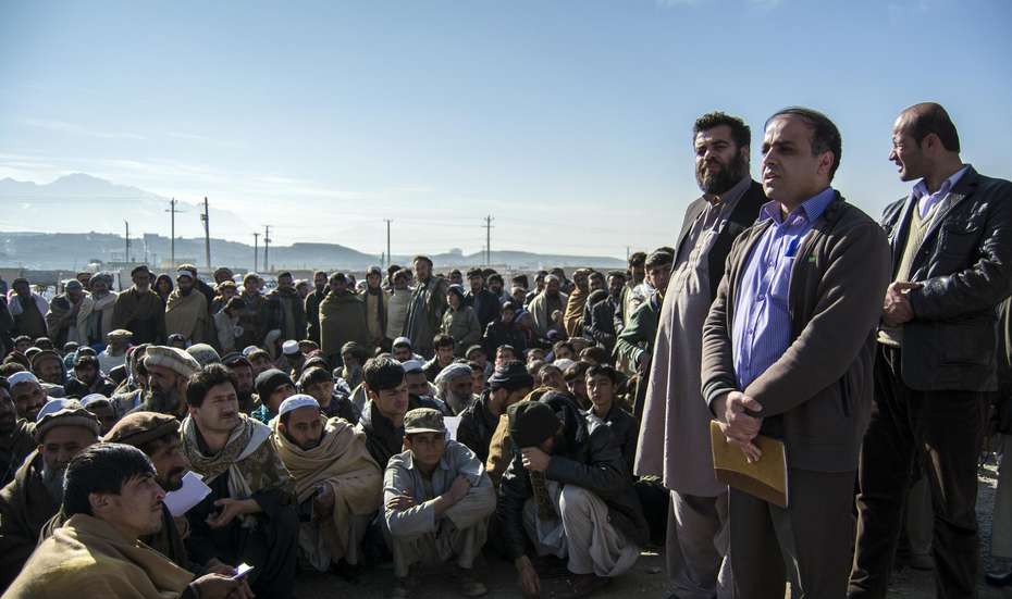 Im eigenen Land vertriebene Afghanen versammeln sich und warten auf die Verteilung der Haushaltsgüter. © Sayed Abdul Tawab