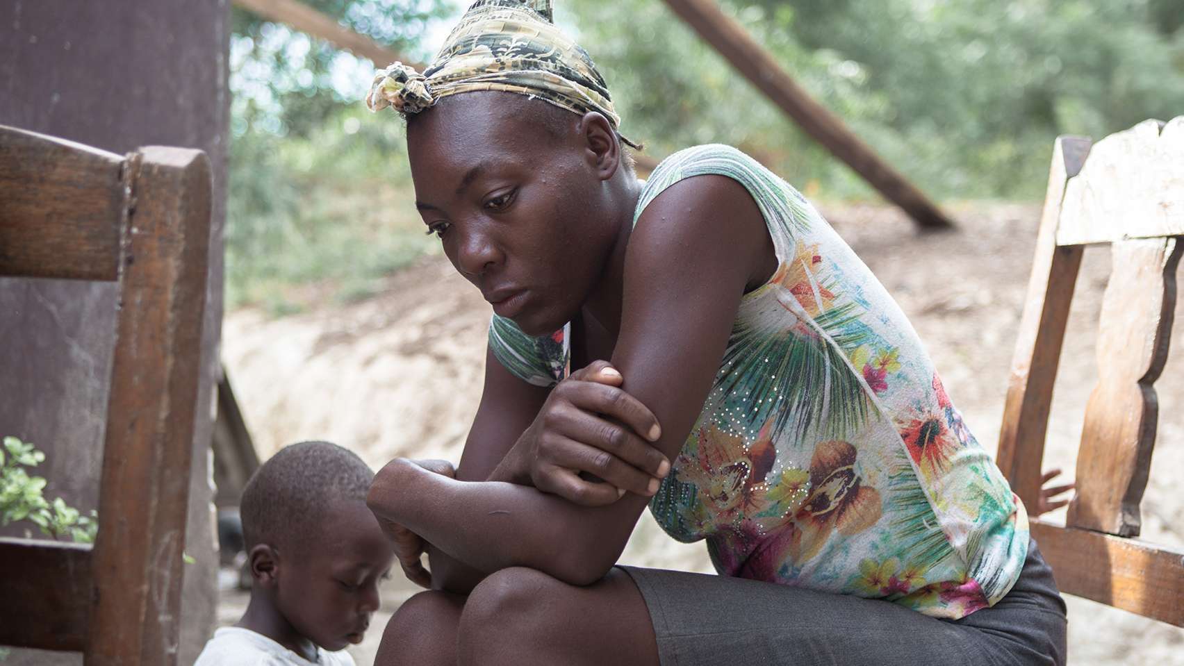 Rosemene Thermilus ist 30 Jahre alt, Mutter von fünf Kindern und lebt allein, verlassen von ihrem Ehemann. Sie bewirtschaftet einen Garten mit Obst und Gemüse und muss sieben Mal täglich zu einem Fluss laufen, um Wasser zu holen.