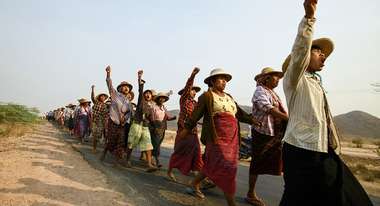 Dorfbewohnerinnen und -bewohner protestieren gegen ein Kupferminenprojekt in Myanmar.