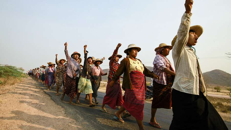 Dorfbewohnerinnen und -bewohner protestieren gegen ein Kupferminenprojekt in Myanmar.