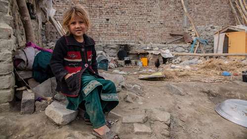 Jetzt für Aghanistan spenden - Bild: Mädchen sitzt vor Trümmern in Afghanistan