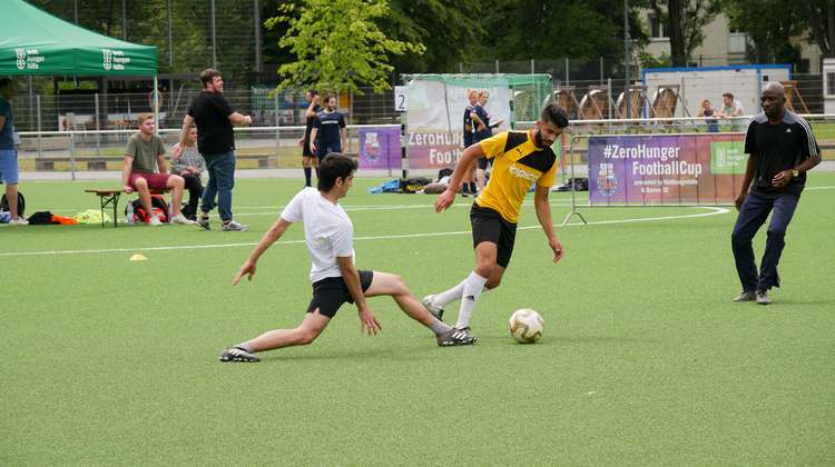 Fußballspieler auf dem Spielfeld beim #ZeroHunger-FootballCup 2018 in Bonn.