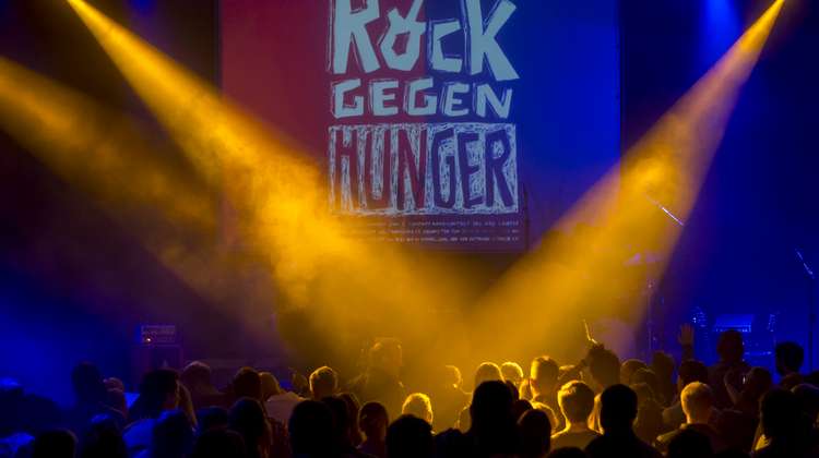 Konzertsaal, an der Wand steht "Rock gegen Hunger"