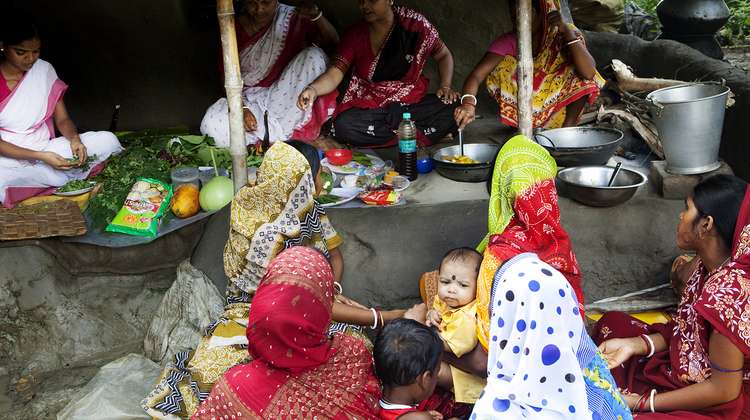 Frauen lernen in Schulungen, ausgewogen für sich und ihre Kinder zu kochen.