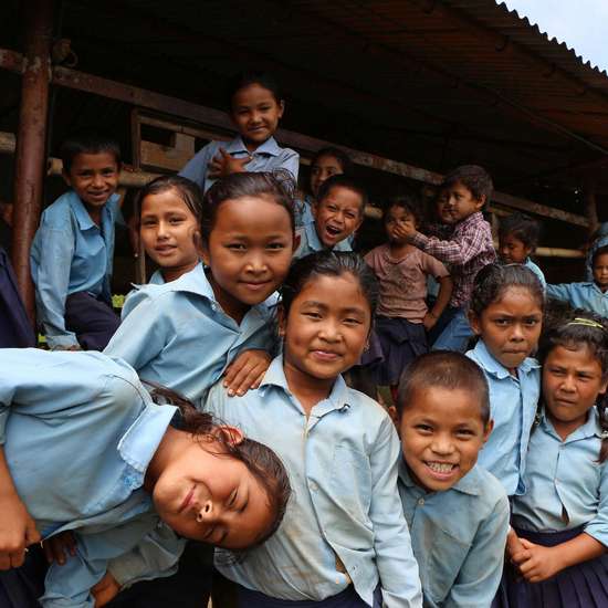 Kinder in Uniform vor einer Schule