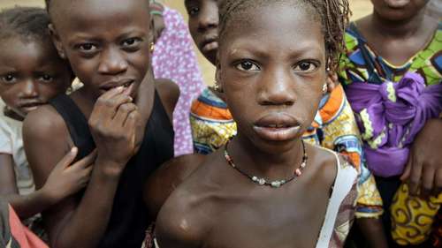 Jetzt Spenden und Menschen in Mali helfen. Bildbeschreibung: Eine Gruppe von Kindern schaut in die Kamera