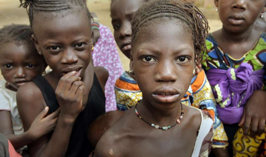 Kinder bei einer Nahrungsmittelverteilung in der Region Kayes in Mali.