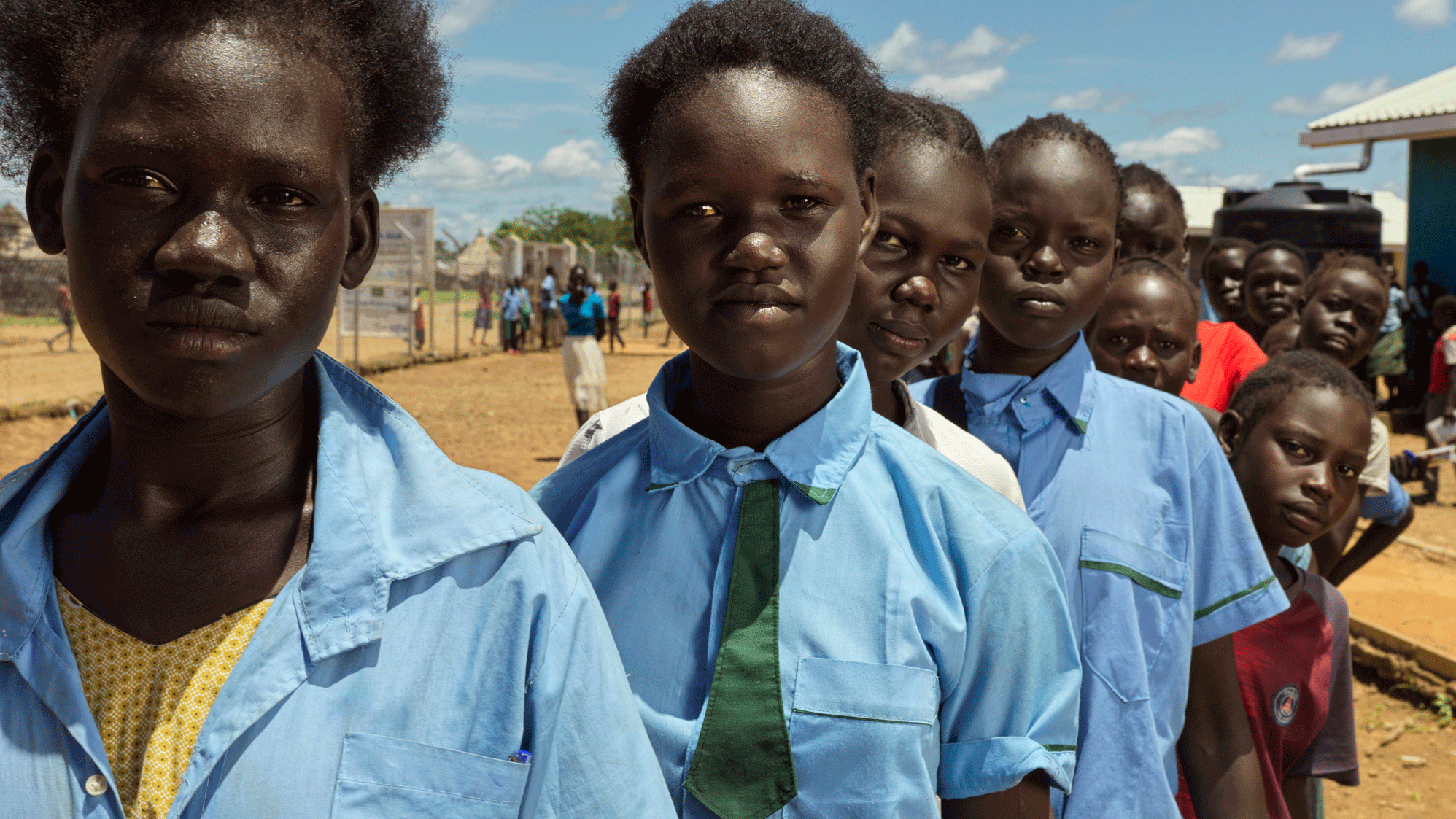 Durch Schulgärten im Südsudan erhalten Schulkinder gesunde Mahlzeiten, können ungestört lernen und aus dem Teufelskreis von mangelnder Bildung, Hunger und lebenslanger Abhängigkeit ausbrechen.