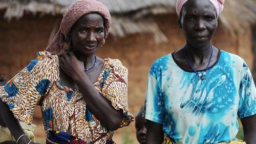 Jetzt spenden – Ihre Hilfe für Burkina Faso. Bild: Zwei Kleinbäuerinnen in traditioneller Kleidung.