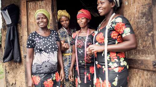 Vier Frauen mit Näh-Utensilien im Kongo