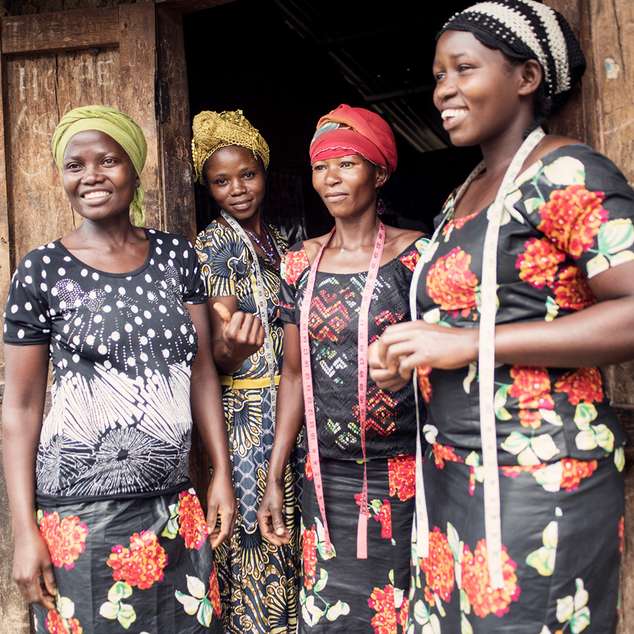 Vier Frauen mit Näh-Utensilien in der DR Kongo