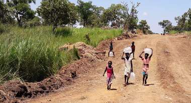 Kinder auf dem Rückweg vom Brunnen in Yumbe, Uganda.