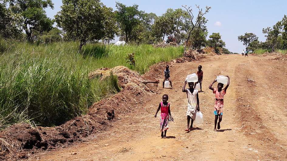 Kinder auf dem Rückweg vom Brunnen in Yumbe, Uganda.