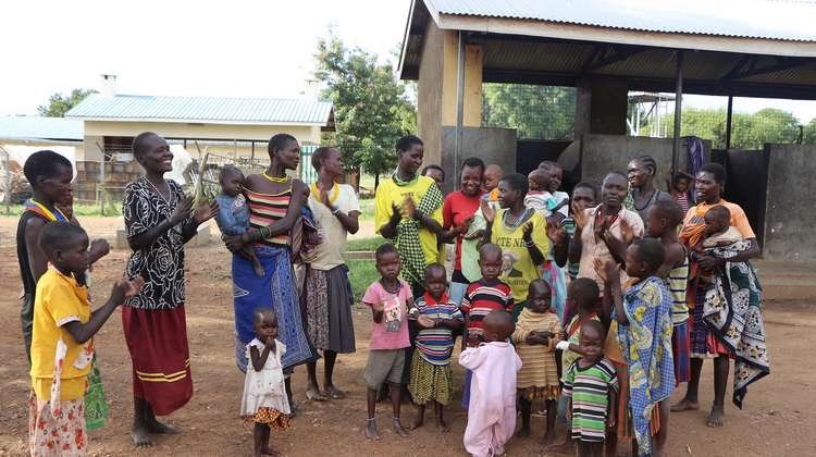 Frauen mit ihren Kindern vor einem Krankenhaus in der Karamoja-Region in Uganda.