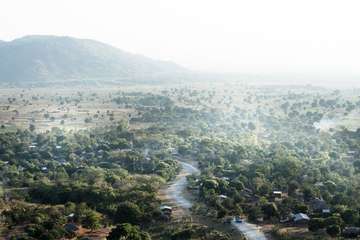 Landschaft in Malawi mit Häusern, Bäumen und Feldern