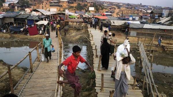 Zwei Bambusbrücken führen über einen Fluss im Camp Kutupalong für geflüchtete Rohingya in Bangladesch.