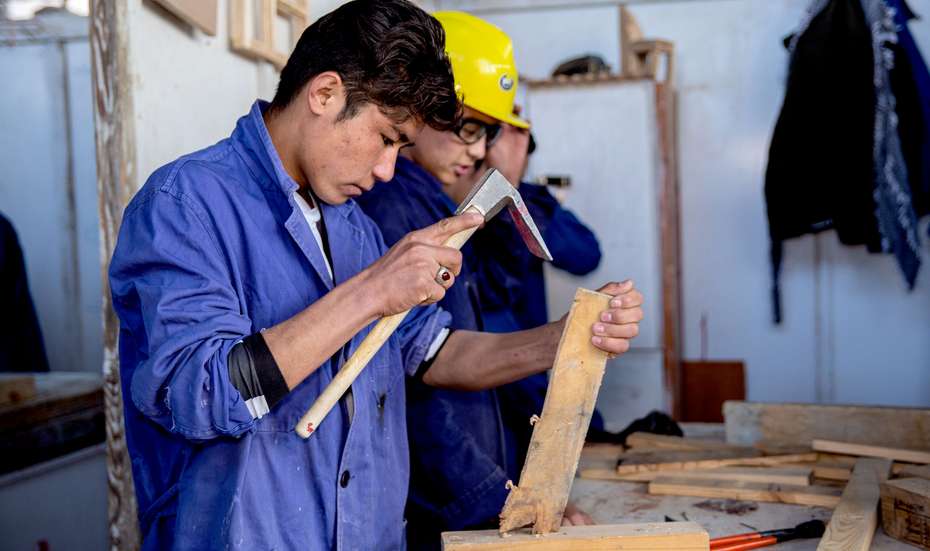Jetzt für Aghanistan spenden - Bild: Der 18-jährige Abdul beim Bearbeiten eines Stückes Holz