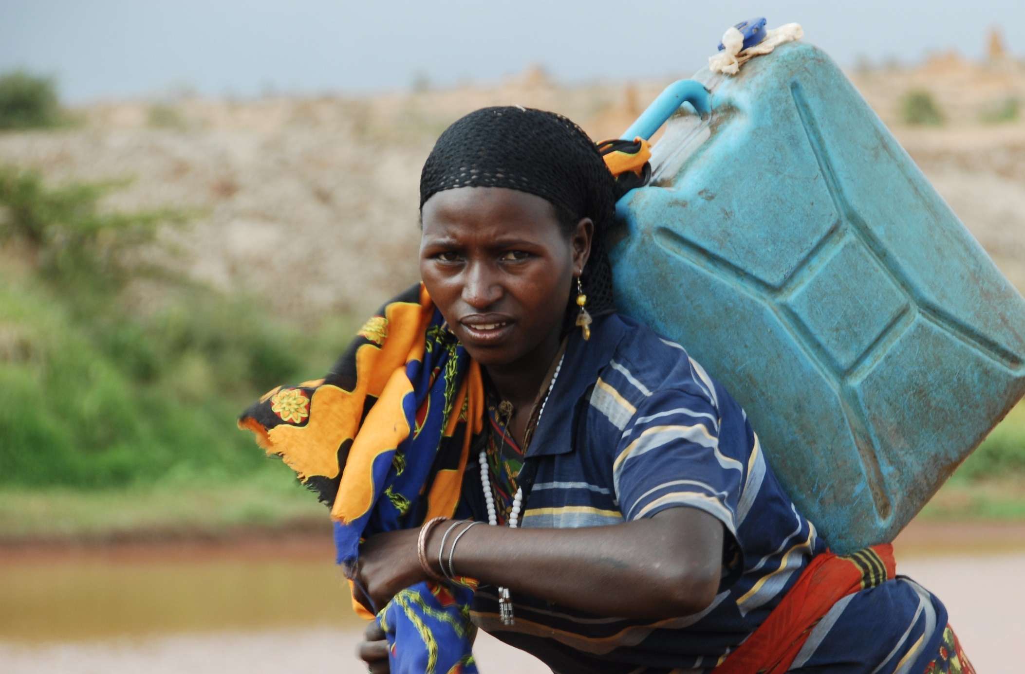 Eine Frau holt mit einem Kanister Wasser in Aethiopien. 