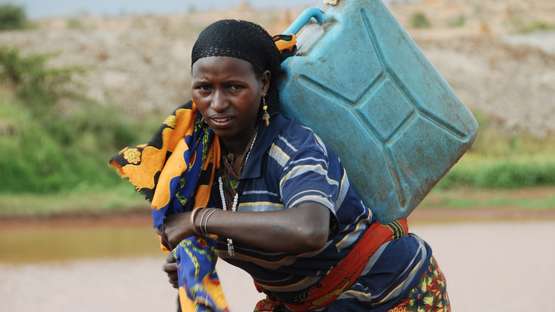 Eine Frau trägt einen Kanister mit Wasser, Aethiopien, 2011.