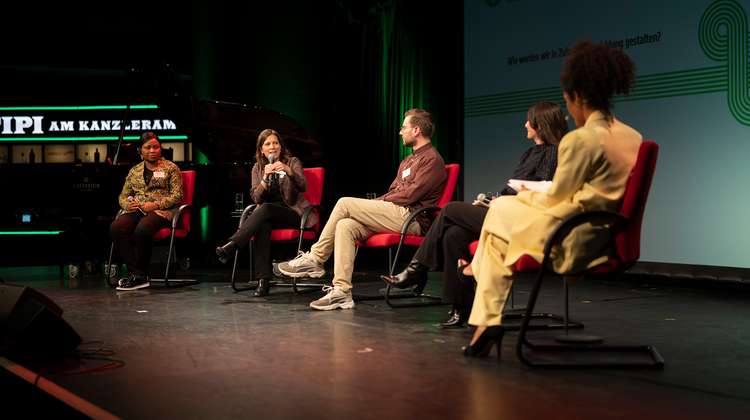 Joyce Queeglay-Pajibo, Bettina Iseli, Florian Gregorzyk, Geraldine de Bastion und Totinia Hörner bei einem Panel auf der Bühne