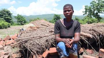 Malita Jeke sitzt vor den Trümmern ihres Hauses, das von Tropensturm Ana zerstört wurde.
