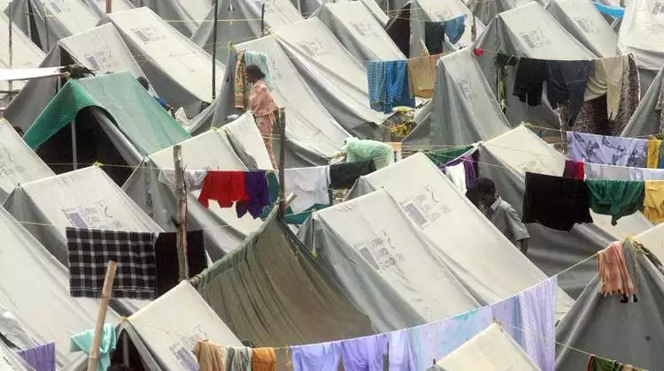 Ein Flüchtlingslager: Zelte stehen in mehreren Reihen, dazwischen hängen Wäscheleinen.