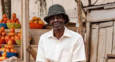 Dem Hunger trotzen: Ein Mann in Uganda bietet seine Ware auf einem Markt an.