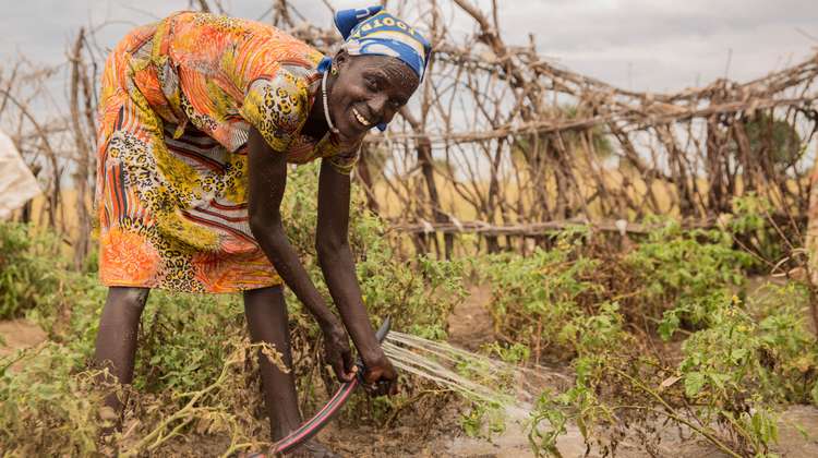 Vicky Yok bewässert den Garten in Ganyiel, Südsudan, der im Rahmen eines Projekts der Welthungerhilfe zu Ernährungssicherung angelegt wurde, 2017.