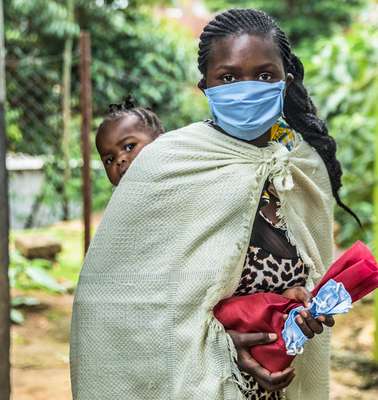 Eine Mutter mit ihrem Kind bei der Lebensmittelverteilung, Nairobi.