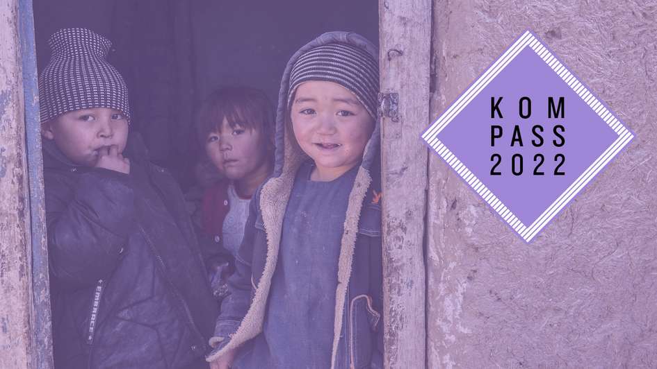 Drei Kinder in Afghanistan stehen in einer Tür und schauen Richtung Kamera. Rechts oben liegt eine Grafik über dem Foto mit dem violetten Logo des Kompass 2022.