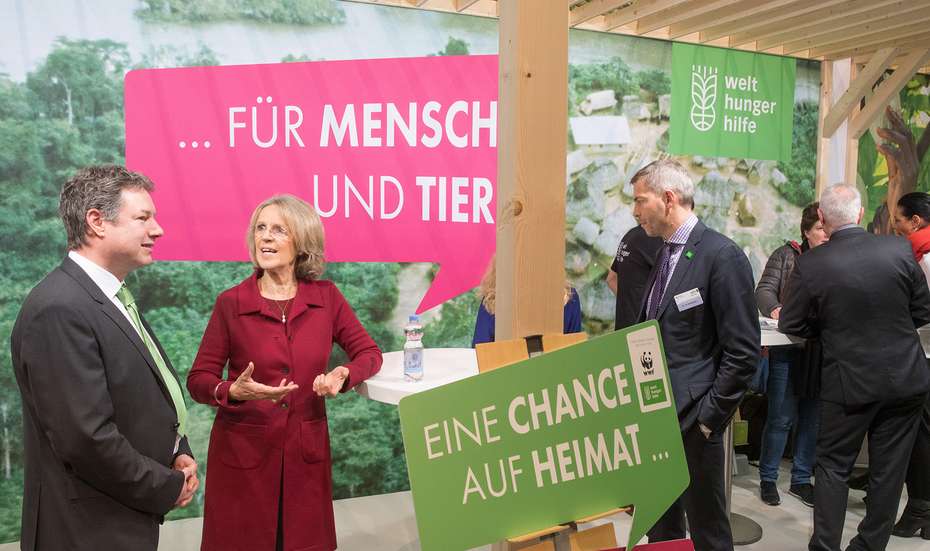 Bärbel Dieckmann und Till Wahnbaeck am Stand des WWF bei der Grünen Woche in Berlin
