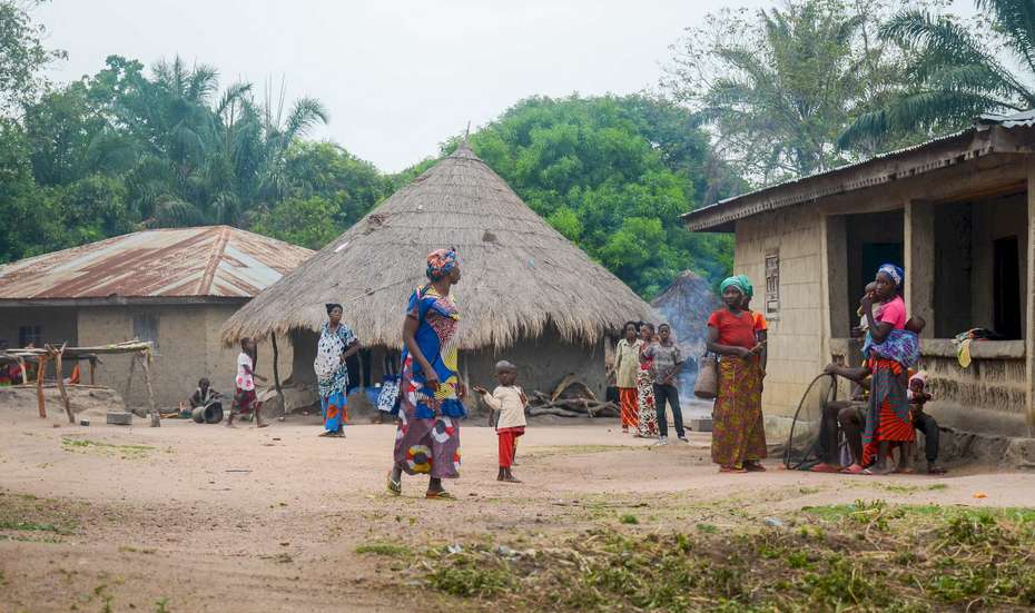 Menschen auf der Straße in einem afrikanischen Dorf