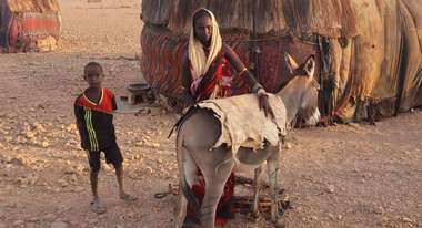 Dürre in Kenia: Eine Frau mit einem Esel und einem Jungen in Marsabit, Kenia.