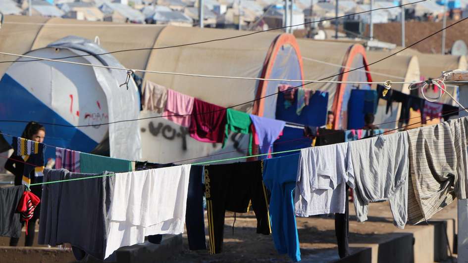 Wäscheleinen zwischen den Behausungen im Flüchtlingscamp Bajed Kandala im Irak