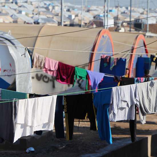 Wäscheleinen zwischen den Behausungen im Flüchtlingscamp Bajed Kandala im Irak