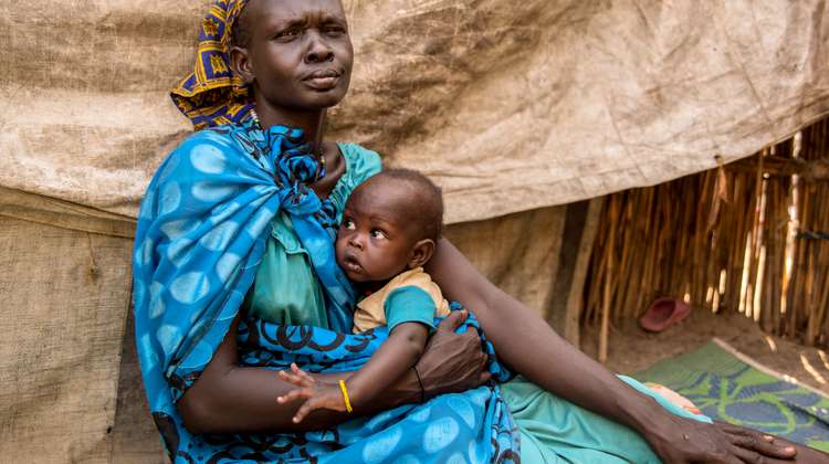 Mutter mit Baby im Flüchtlingscamp Bentiu, Südsudan