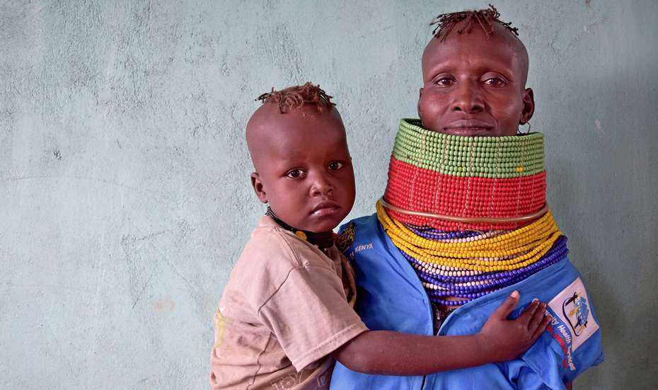 Aita Ngatotin trägt ein Kind auf dem Arm. Der 36 Jahre alte Mann lebt in der Turkana Region in Kenia.