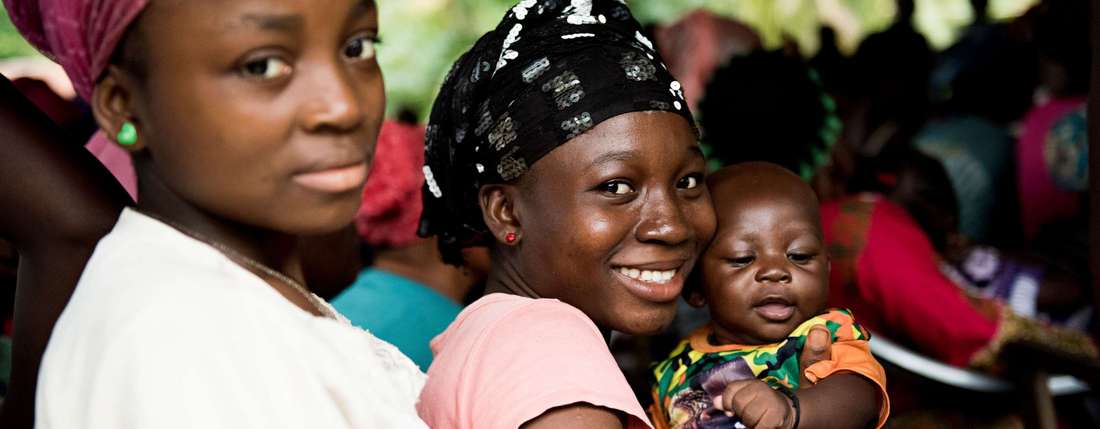 Ein Baby und zwei Frauen, Sierra Leone.